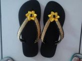 chinelo preto  com fita cetim preta com dourada e uma flor