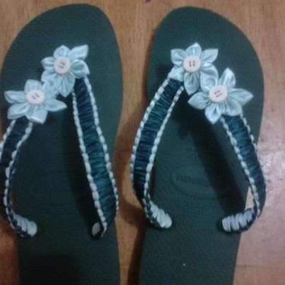 chinelo havaianas verde com fita de cetim verde claro e escu