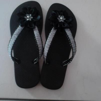 chinelo ipanema preto com fita cetim prata uma flor