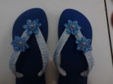 chinelo azul  com fita cetim branco com azul claro e duas fl